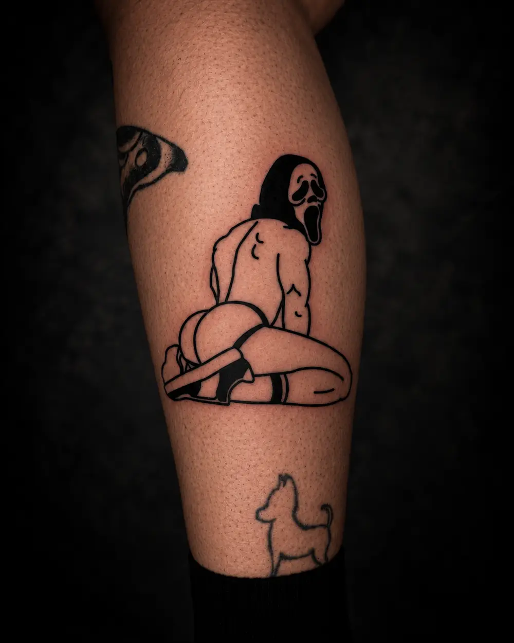 Tatuaje de figura con máscara de Ghostface en la pierna por Lucca Haro, tatuador en Buenos Aires (CABA)