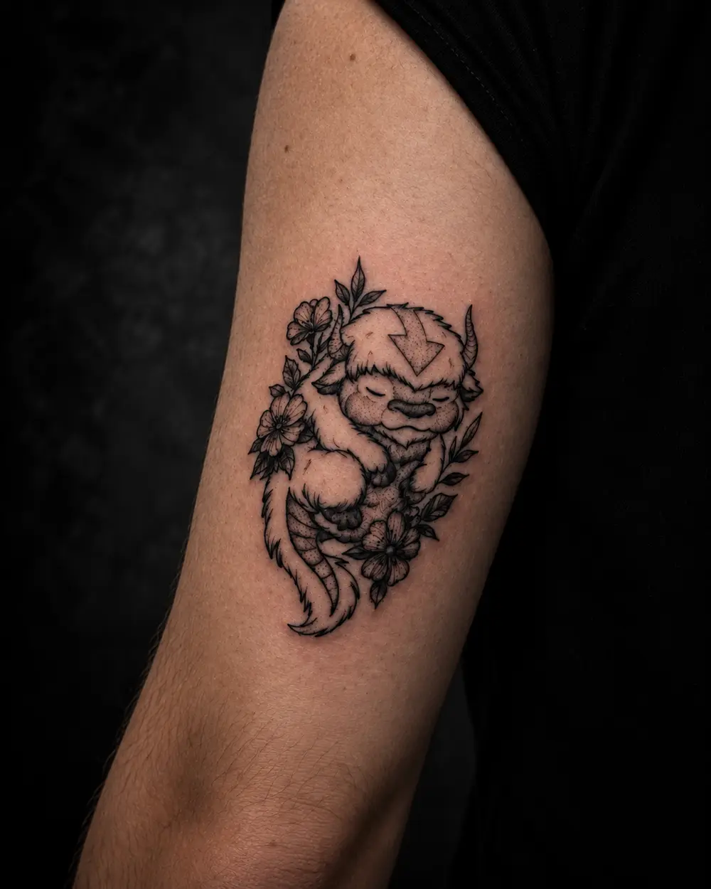 Tatuaje fine line de Appa con flores en el brazo por Lucca Haro, tatuador en Buenos Aires (CABA)