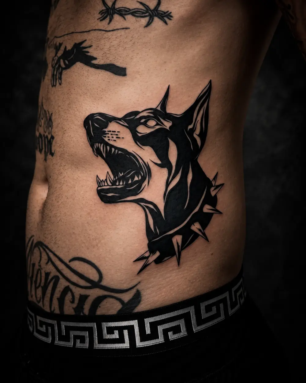 Tatuaje de cabeza de Doberman en el torso por Lucca Haro, tatuador en Buenos Aires (CABA)