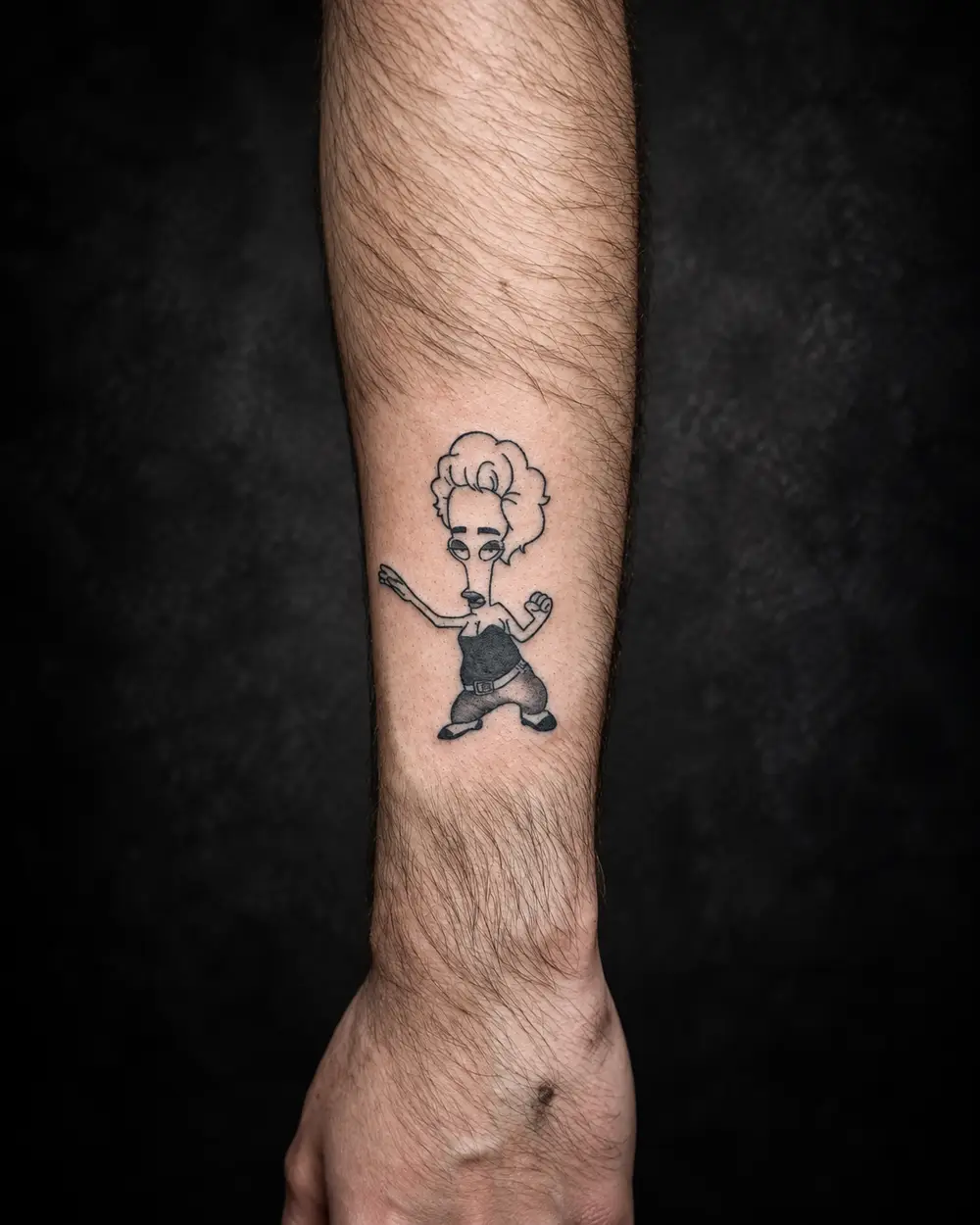 Tatuaje line work de Roger de American Dad en el antebrazo por Lucca Haro, tatuador en Buenos Aires (CABA)