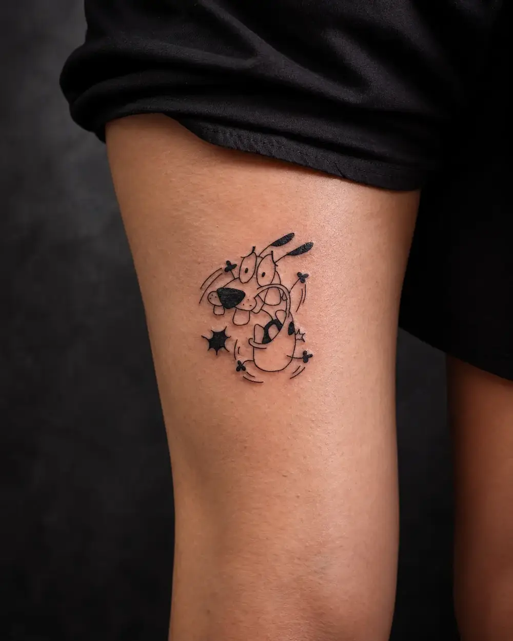 Tatuaje de Courage el perro cobarde en el muslo por Lucca Haro, tatuador en Buenos Aires (CABA)