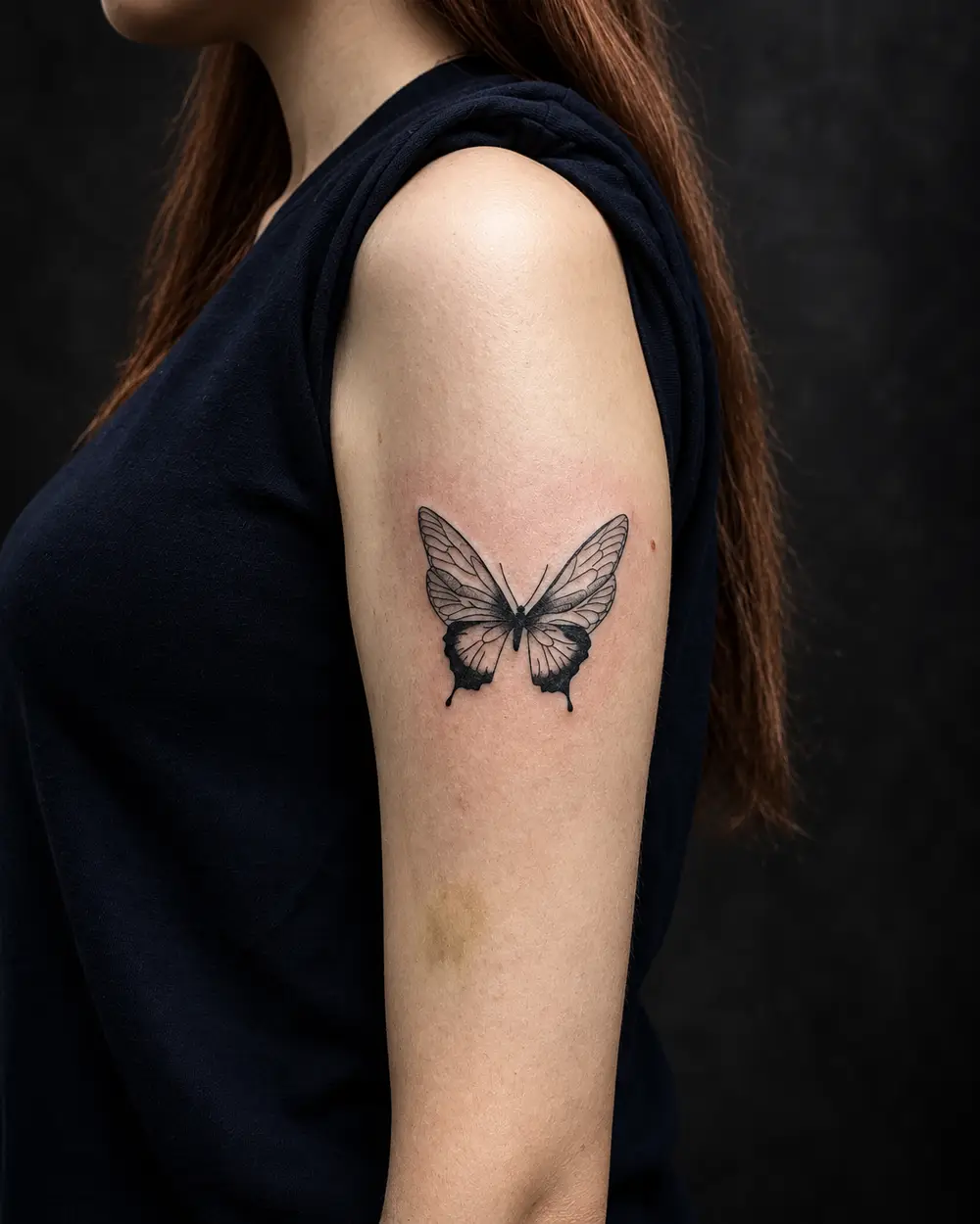 Tatuaje fine line de mariposa en el brazo por Lucca Haro, tatuador en Buenos Aires (CABA)