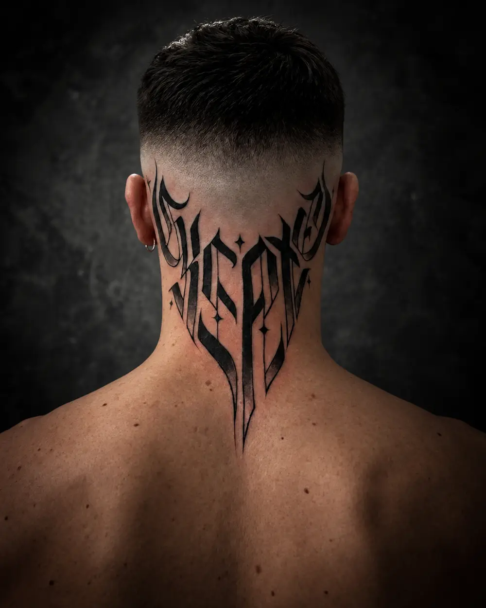Tatuaje de sigilo cyber negro en la nuca por Lucca Haro, tatuador en Buenos Aires (CABA)