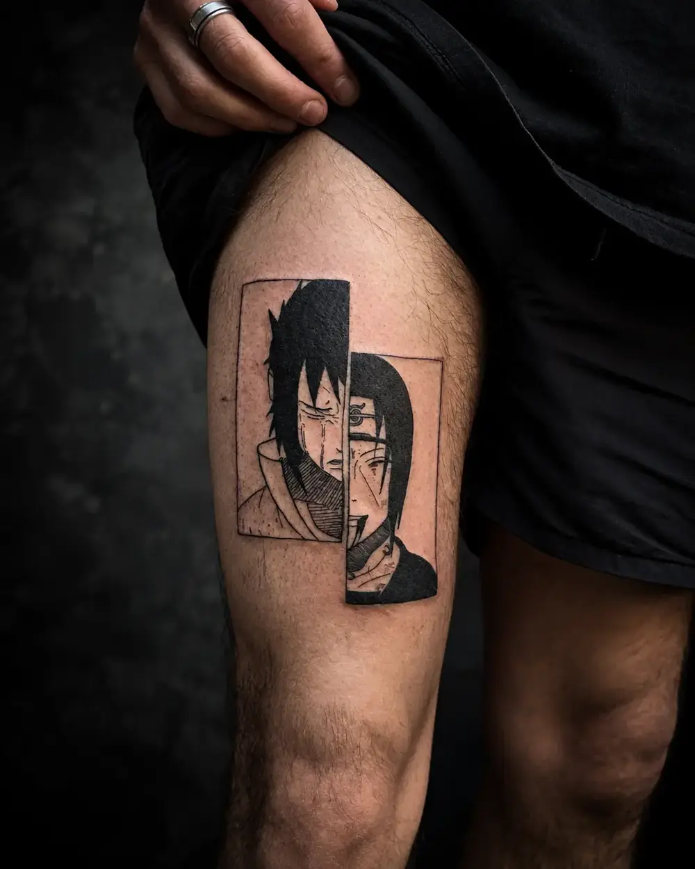 Tatuaje estilo manga de Sasuke e Itachi en el muslo por Lucca Haro, tatuador en Buenos Aires (CABA)