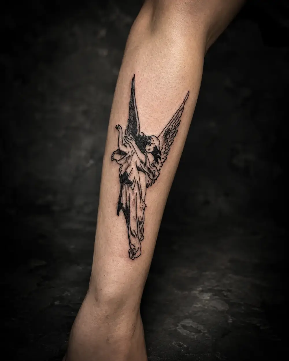 Tatuaje de ángel clásico con alas en la pantorrilla por Lucca Haro, tatuador en Buenos Aires (CABA)