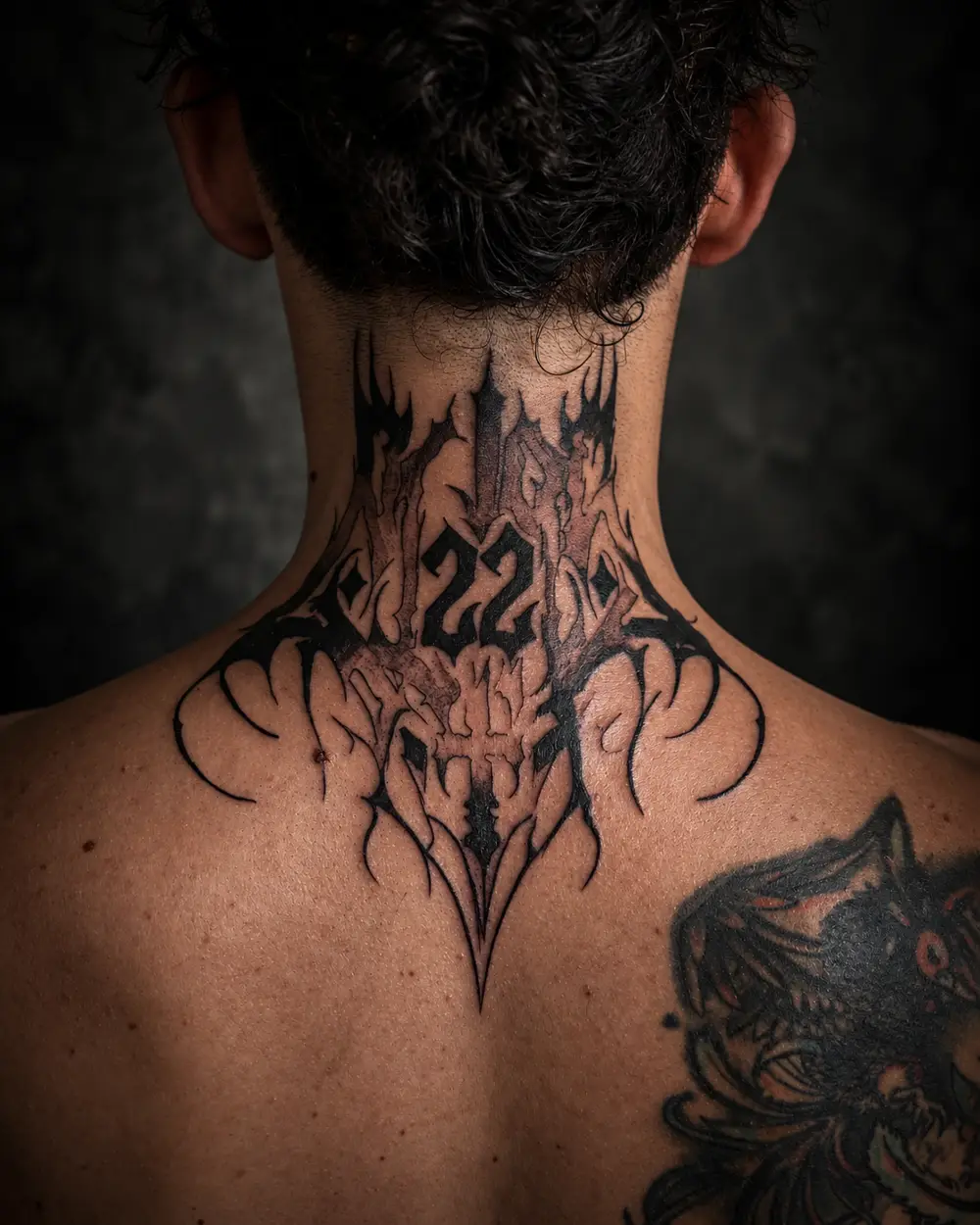 Tatuaje blackwork cyber-sigilism con número 22 en la nuca y espalda por Lucca Haro, tatuador en Buenos Aires (CABA)