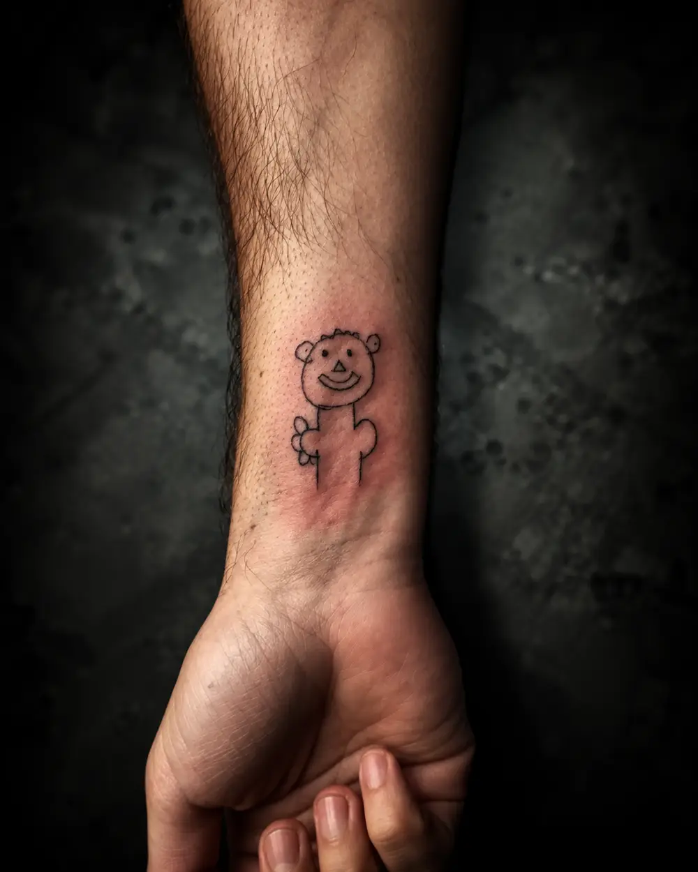 Tatuaje naive style de figura con flor en la muñeca por Lucca Haro, tatuador en Buenos Aires (CABA)
