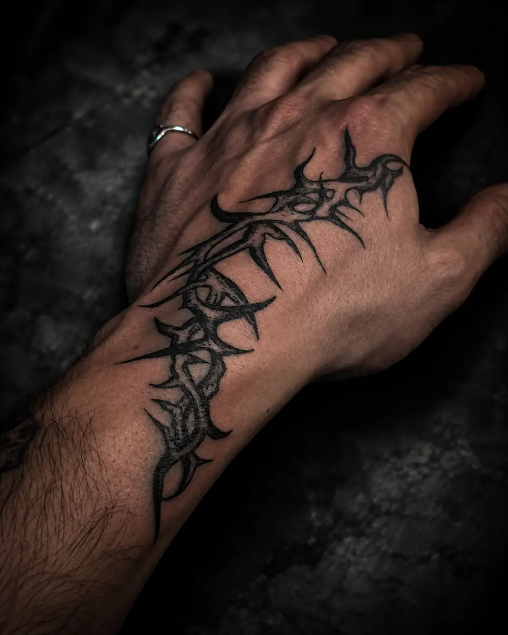 Tatuaje cyber-sigilism de espinas en el dorso de la mano por Lucca Haro, tatuador en Buenos Aires (CABA)