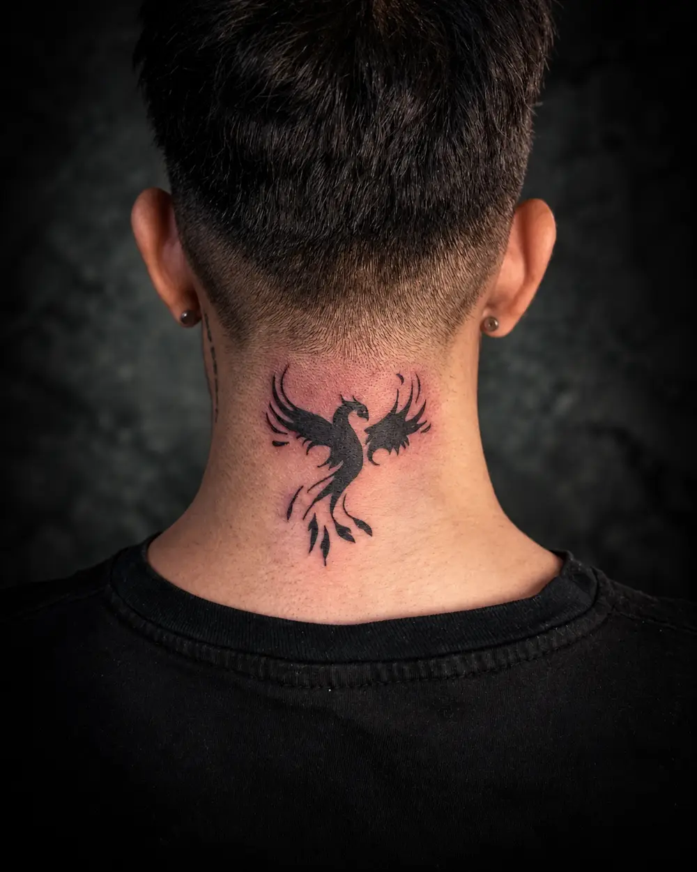 Tatuaje de silueta de fénix en la nuca por Lucca Haro, tatuador en Buenos Aires (CABA)