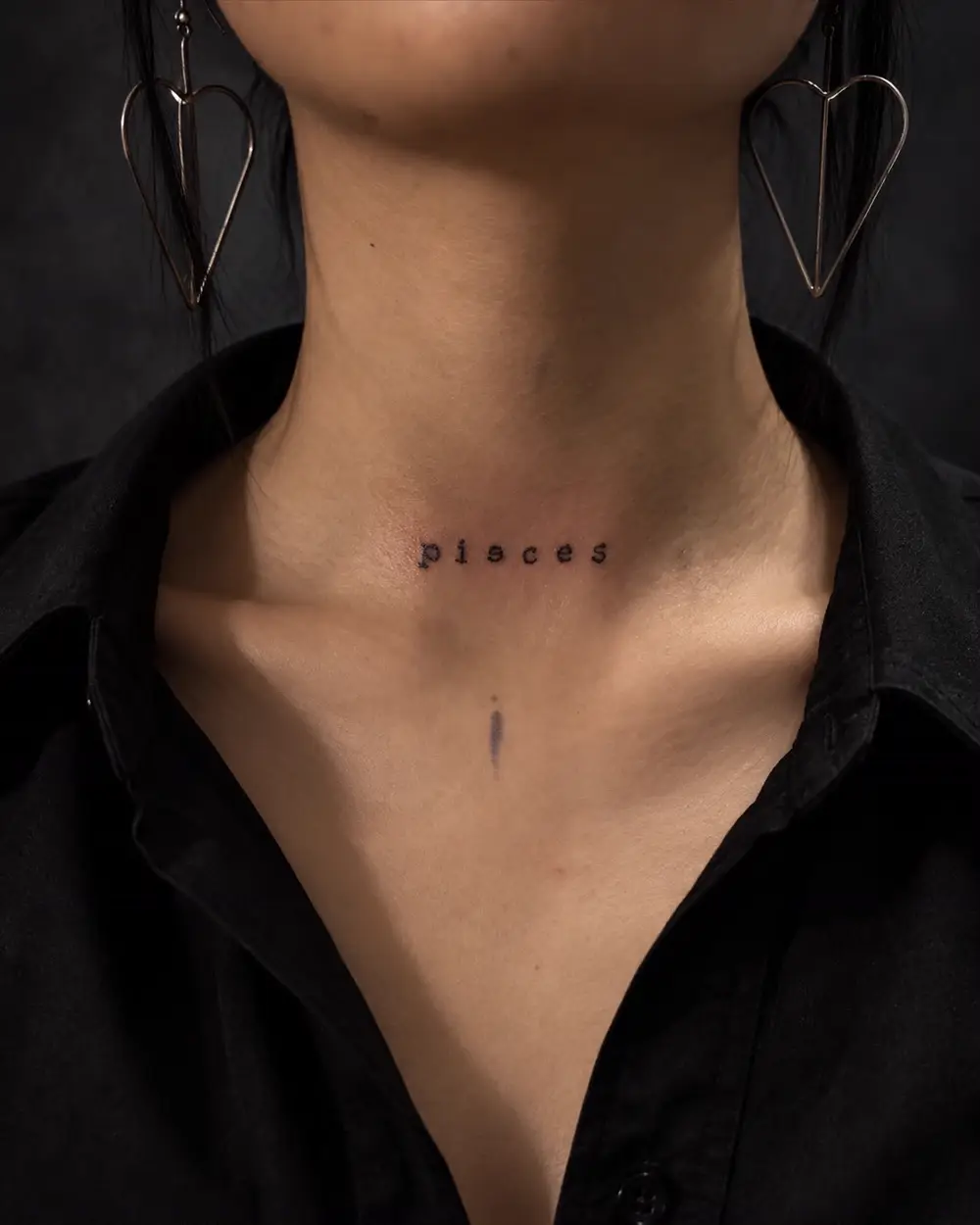 Tatuaje minimalista de la palabra pisces en la garganta por Lucca Haro, tatuador en Buenos Aires (CABA)